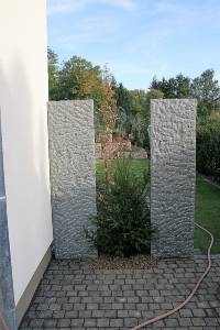 Sichtschutz mit Granit-Stelen